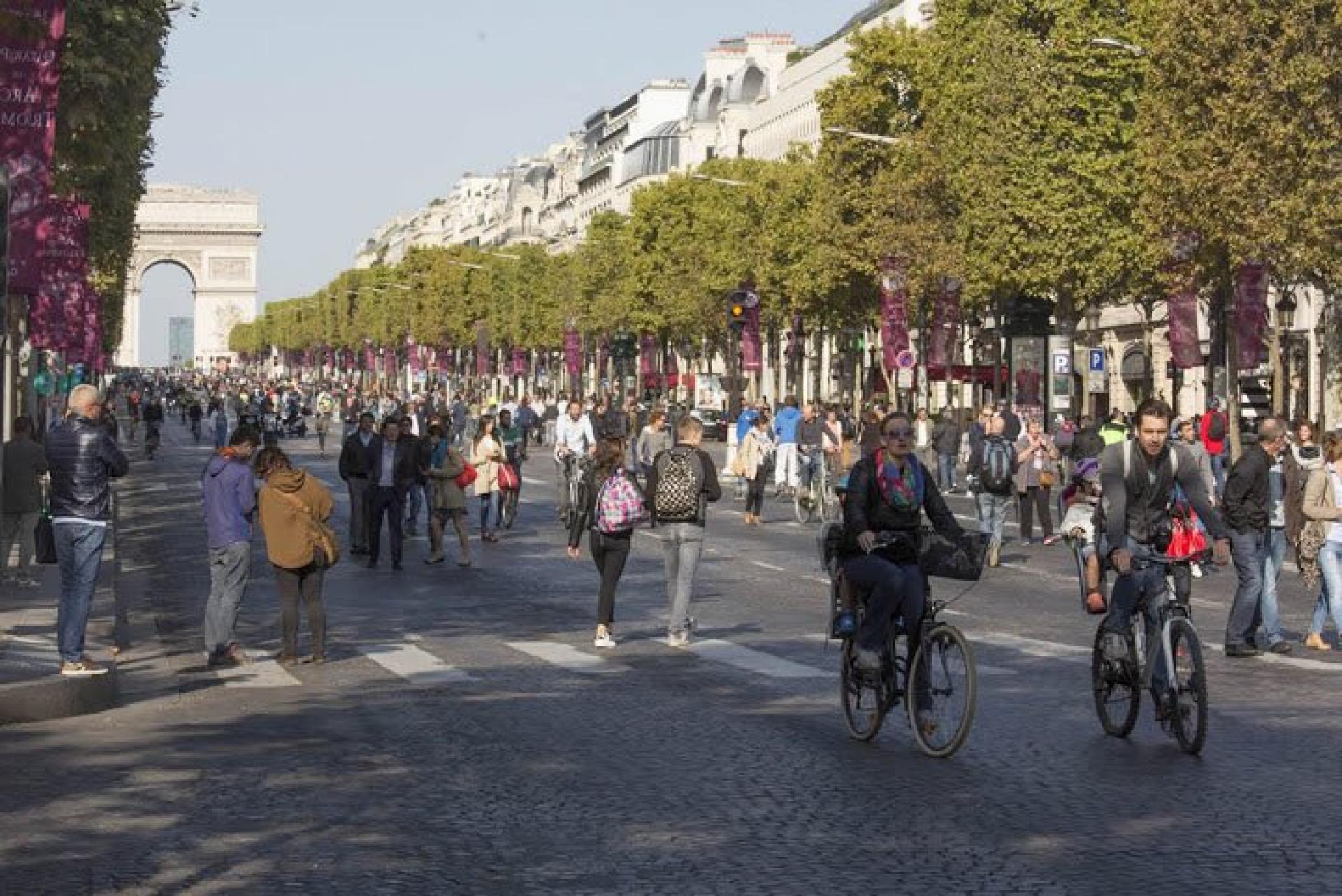Les Champs Elysées aux piétons un dimanche par mois